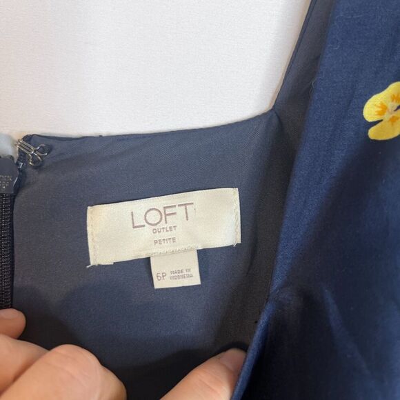 Ann Taylor Loft Petite Navy Floral Print Sleeveless Sheath Dress Satiny Size 6P - Picture 6 of 8